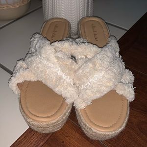 Alter’d state shoes size 9 fuzzy straps and rope sides cream